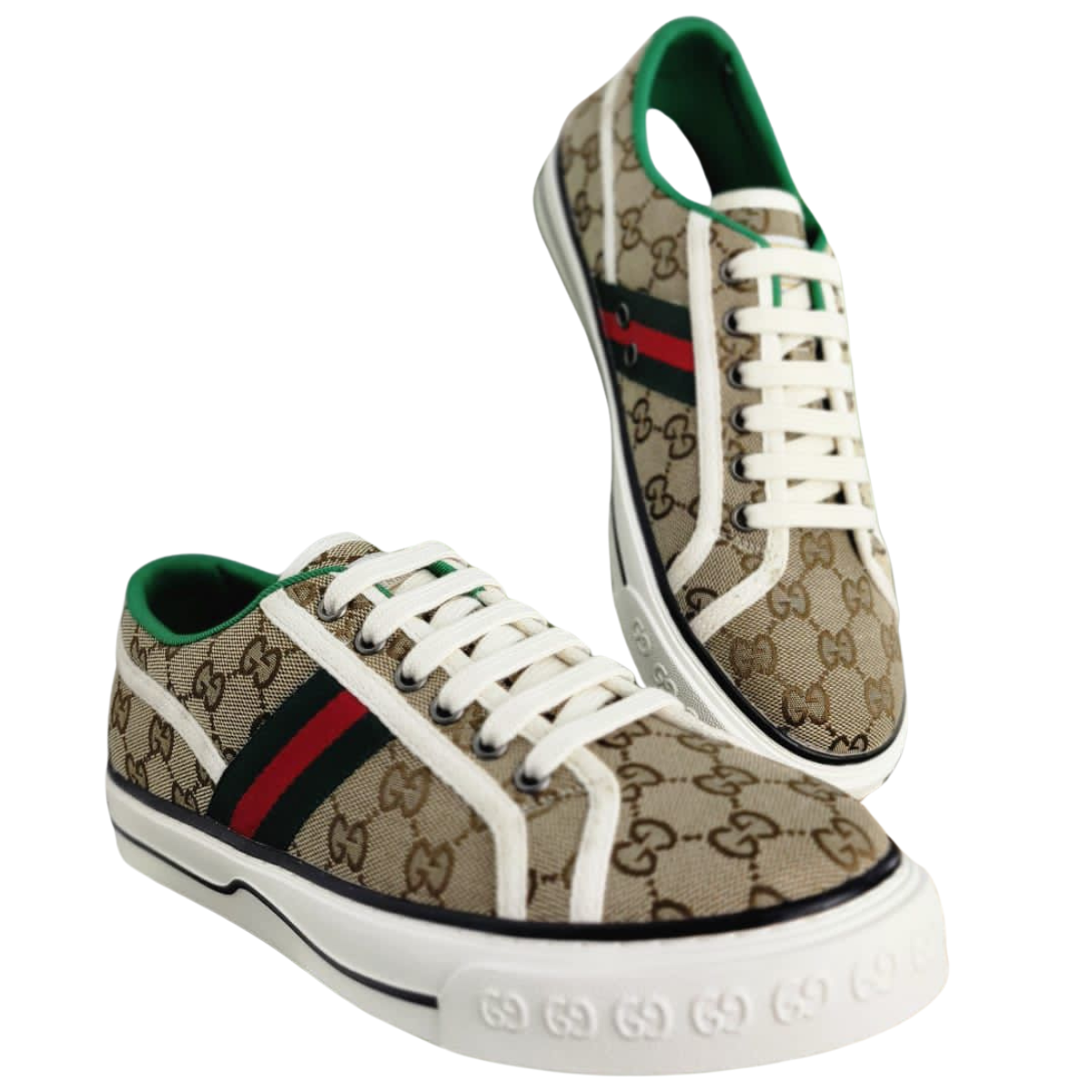 GUCCI ZAPATILLAS HOMBRE: Elegancia y Estilo Exclusivo para Ti. ¿Por qué Elegir GUCCI ZAPATILLAS HOMBRE? Las GUCCI ZAPATILLAS HOMBRE son la opción ideal para los hombres que buscan un equilibrio perfecto entre lujo y comodidad. Con su diseño icónico y materiales de alta calidad, estas zapatillas no solo son elegantes, sino también duraderas. Si quieres destacar con estilo en cualquier ocasión, las zapatillas Gucci hombre son una elección segura. En Onlineshoppingcenterg, ofrecemos una amplia selección de GUCCI ZAPATILLAS HOMBRE, garantizando productos 100% originales.  Características Destacadas de las GUCCI ZAPATILLAS HOMBRE Materiales Premium para una Comodidad Inigualable Las zapatillas Gucci están fabricadas con materiales de alta calidad, como cuero genuino, gamuza, y tejidos resistentes. Esto asegura que cada par no solo se vea bien, sino que también se sienta cómodo desde el primer uso. Las zapatillas Gucci negras son especialmente populares por su elegancia y versatilidad.  Diseño Versátil y Atemporal Desde las clásicas Zapatillas Gucci hombre negras hasta modelos más atrevidos en blanco o con detalles coloridos, Gucci ofrece opciones para todos los gustos. Estos modelos son perfectos tanto para eventos formales como para un look casual de día a día.  Combinación de Moda y Funcionalidad Las GUCCI ZAPATILLAS HOMBRE no solo son un símbolo de estilo, sino que también están diseñadas pensando en la comodidad. Suela antideslizante, plantillas acolchadas y acabados de calidad son algunas de las características que hacen de estas zapatillas una inversión inteligente.